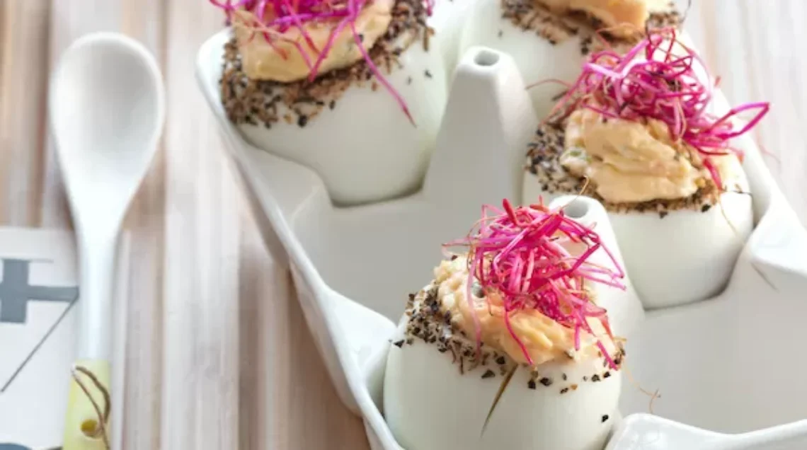 deviled eggs al salmone