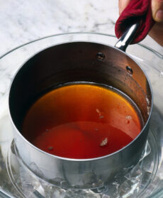 sciogliere lo zucchero per il caramello