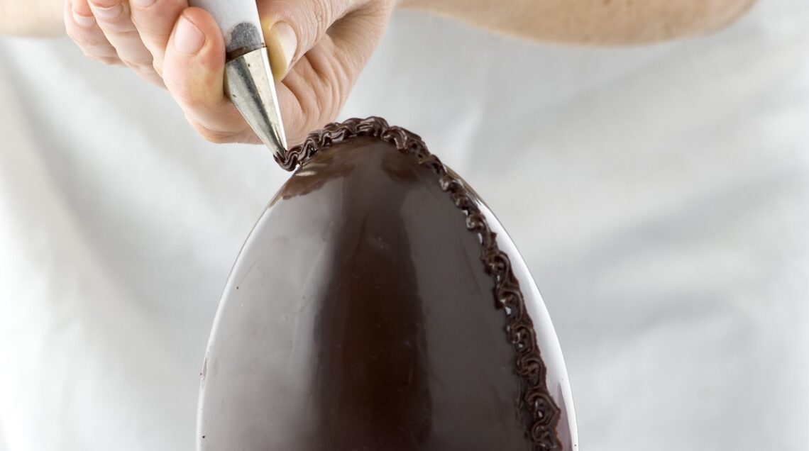 crema di cioccolato lungo la giuntura di un uovo di Pasqua