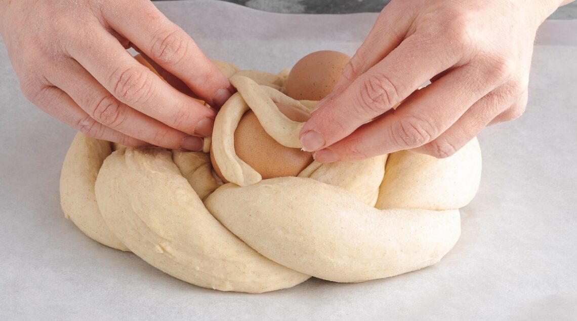 uova fissate sulla corona di treccia