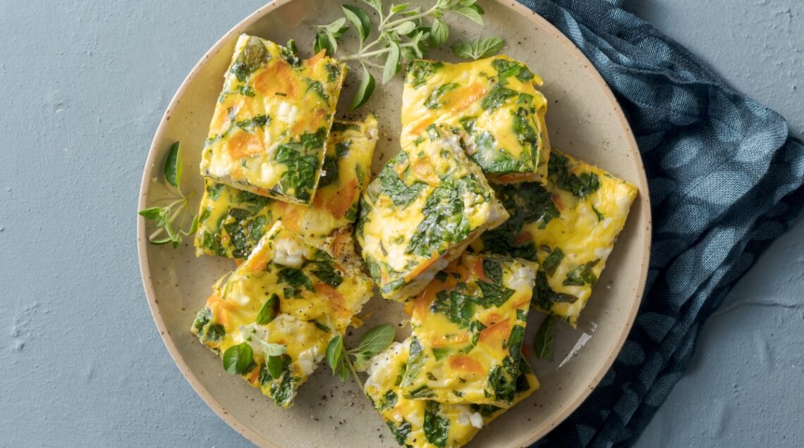Quadrotti di frittata con verdure e feta