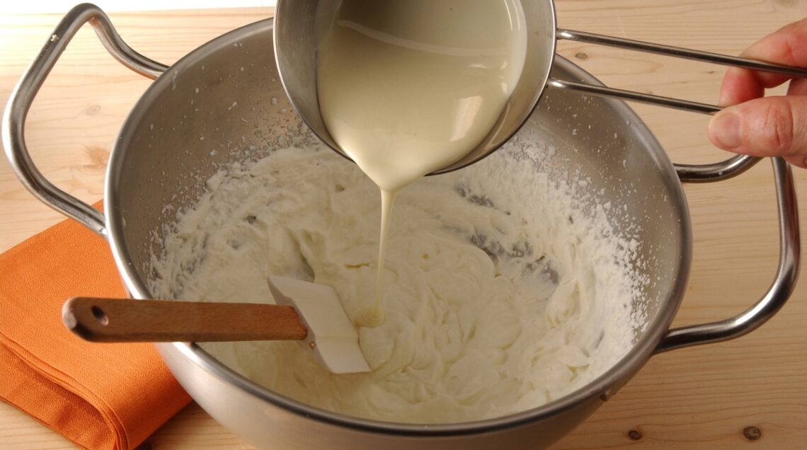 aggiunta di cioccolato bianco fuso alla panna montata