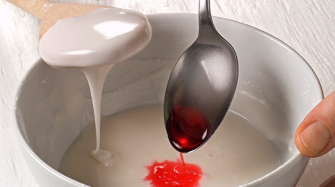 aggiunta colorante rosso alla glassa all'acqua