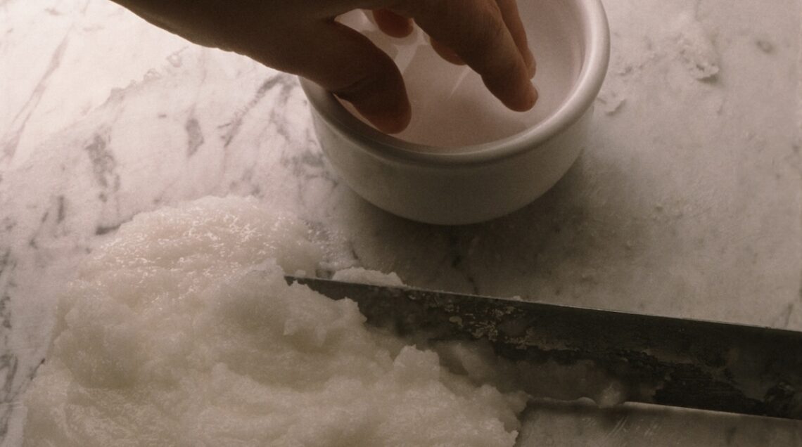 zucchero fondente sul piano di lavoro con spatola