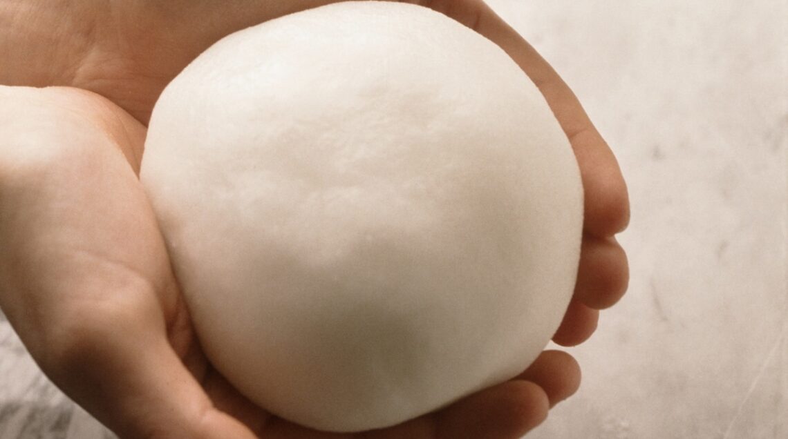 panetto di zucchero fondente tra due mani