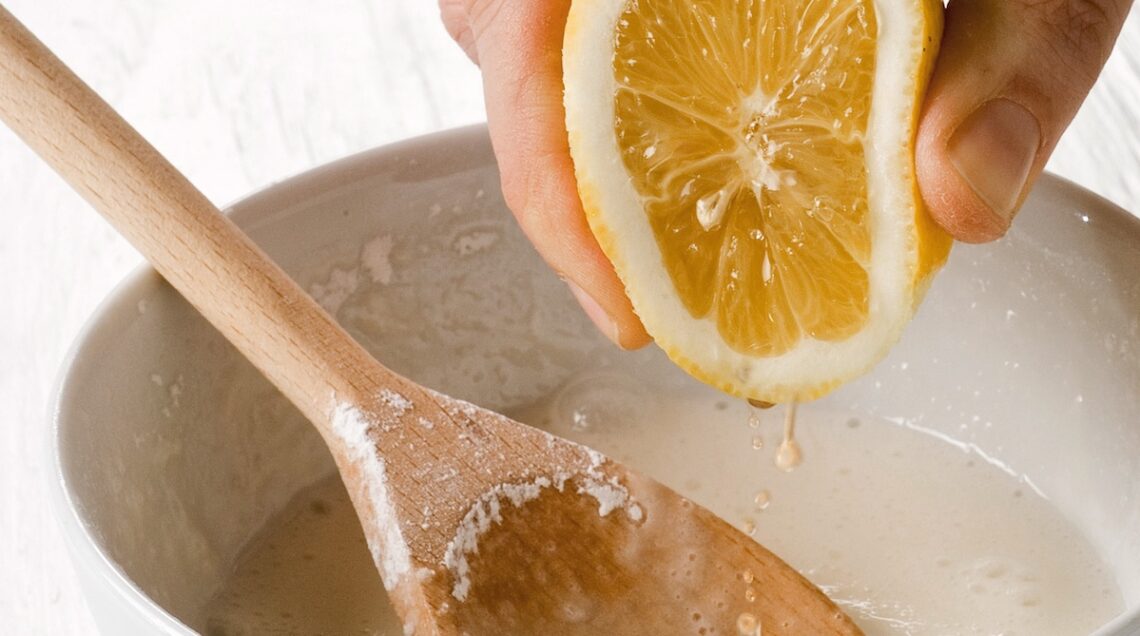 aggiunta di succo di limone alla ghiaccia reale