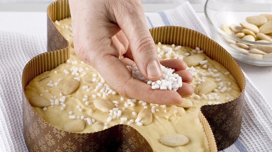 distribuzione della granella sull'impasto della colomba pasquale
