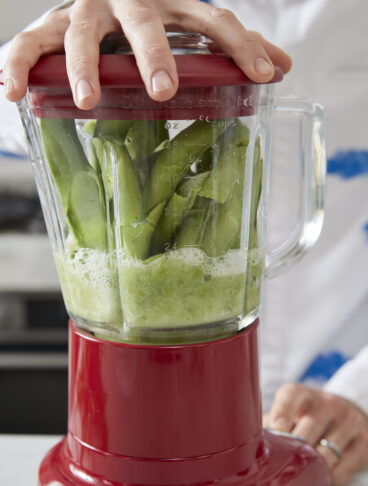 fave nel frullatore con mano