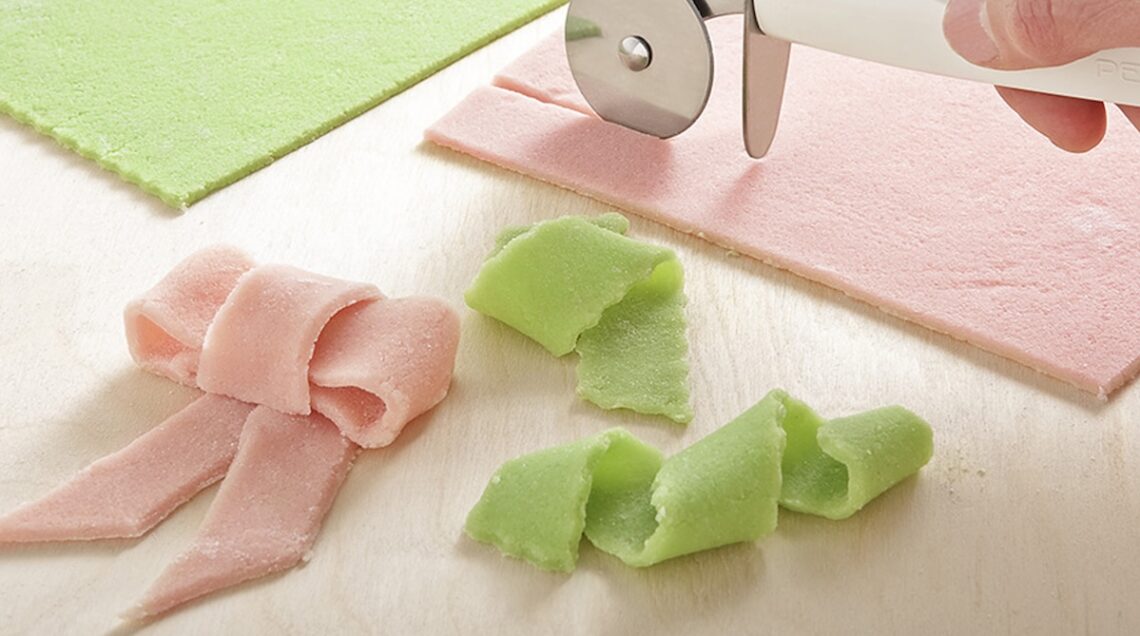 sfoglie, fiocchi e nastri di marzapane rosa e verde