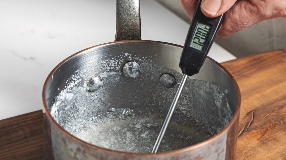 sciroppo di zucchero in un pentolino con termometro da cucina