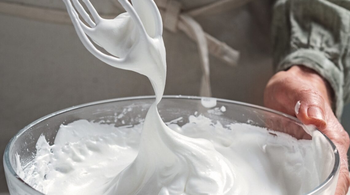 albumi montati a neve in una ciotola