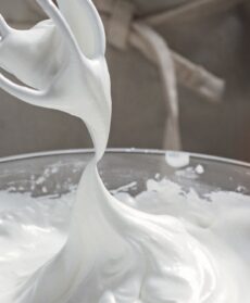 albumi montati a neve in una ciotola