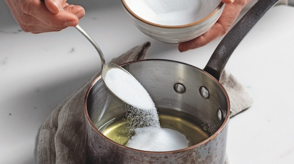 zucchero e albumi in un pentolino