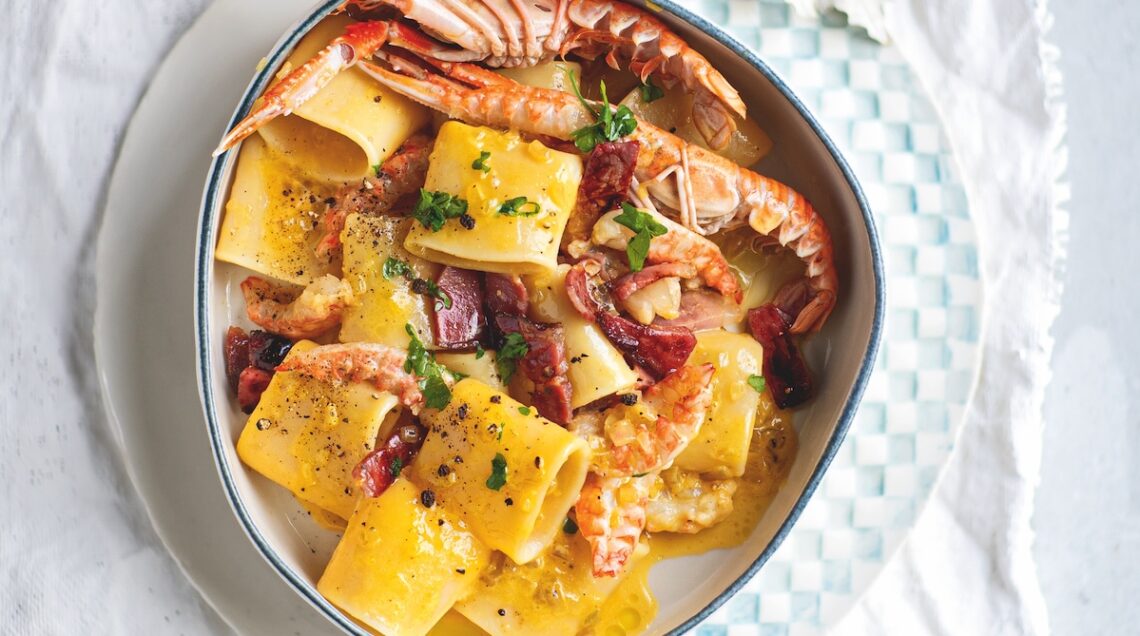 Mezzi paccheri alla carbonara con scampi e speck