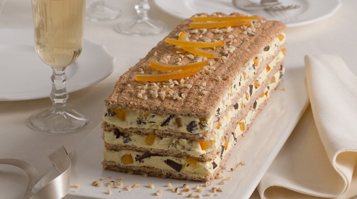 Millefoglie di meringa con mascarpone su un piatto