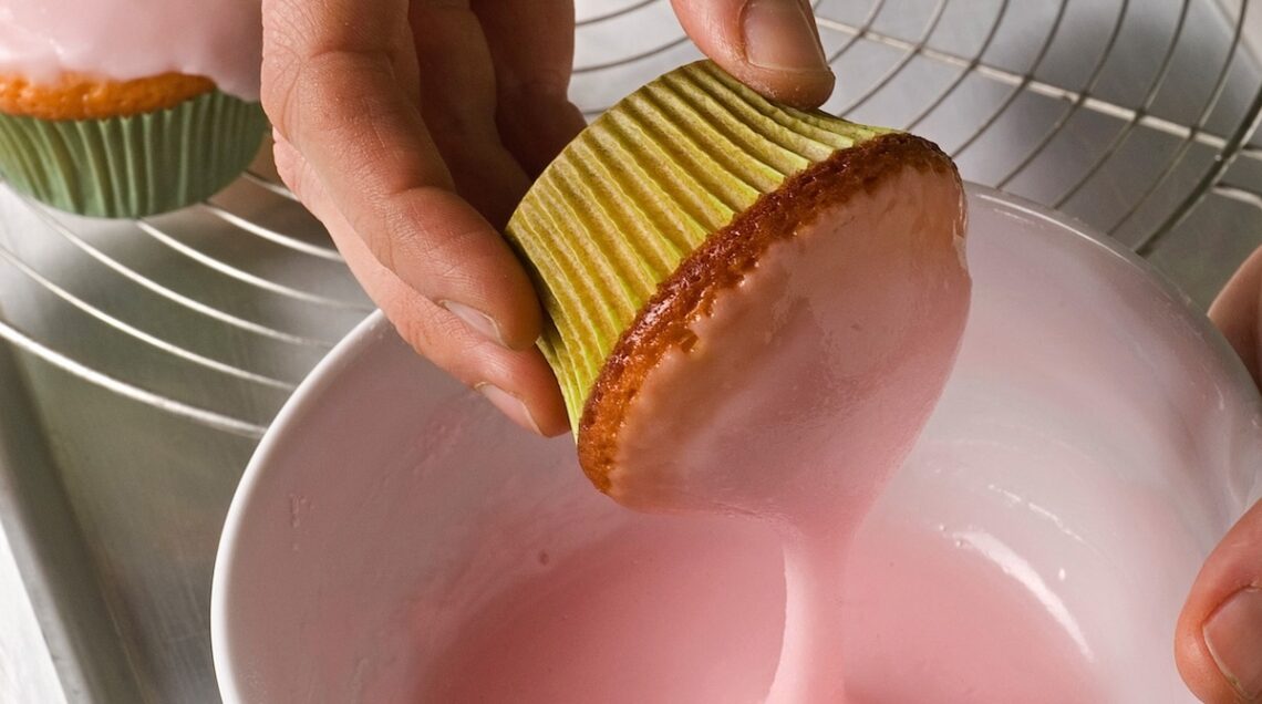 mini muffin intinto nella glassa all'acqua