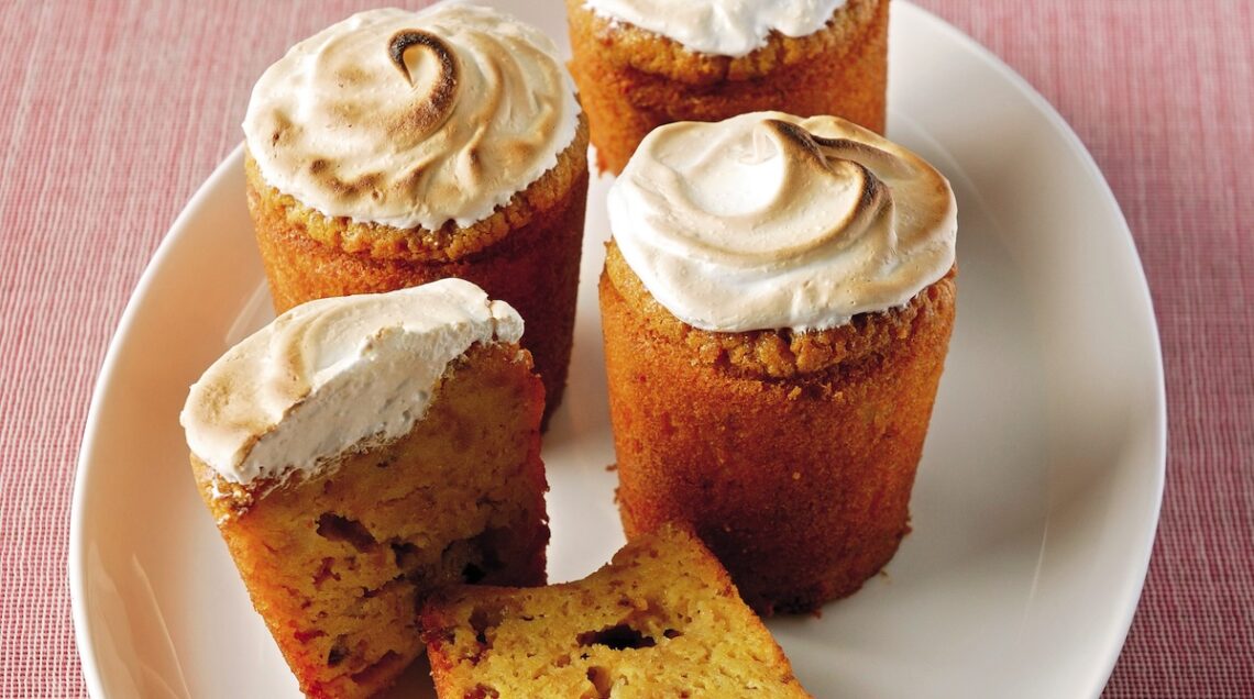 muffin meringati su un piatto