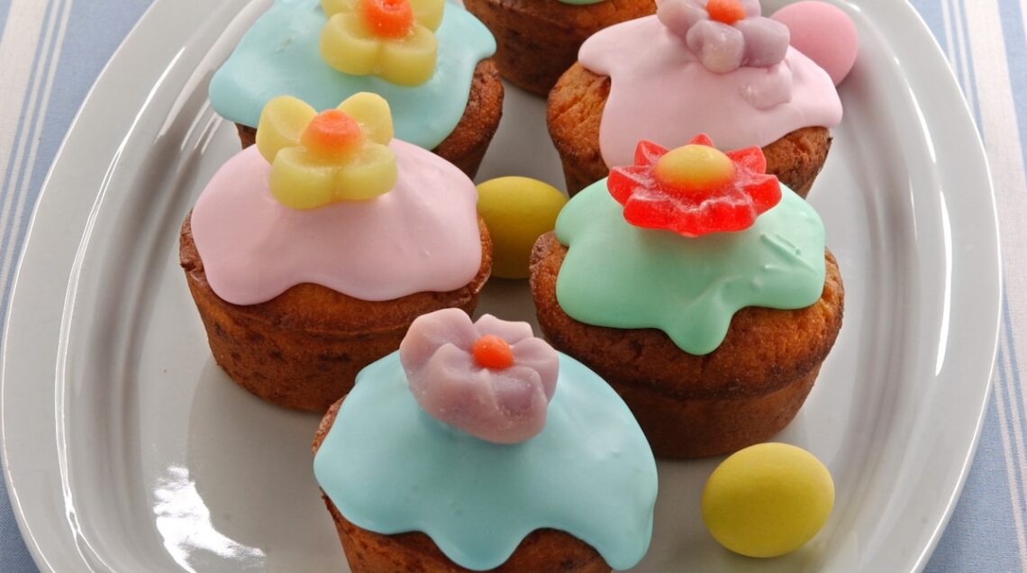 muffin glassati con ghiaccia reale in diversi colori