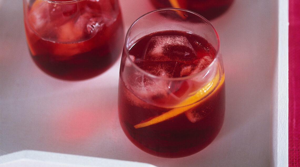 quattro bicchieri con cocktail negroni