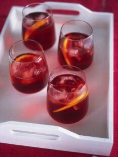 quattro bicchieri con cocktail negroni