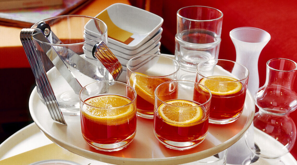 alzata con bicchieri di negroni sbagliato