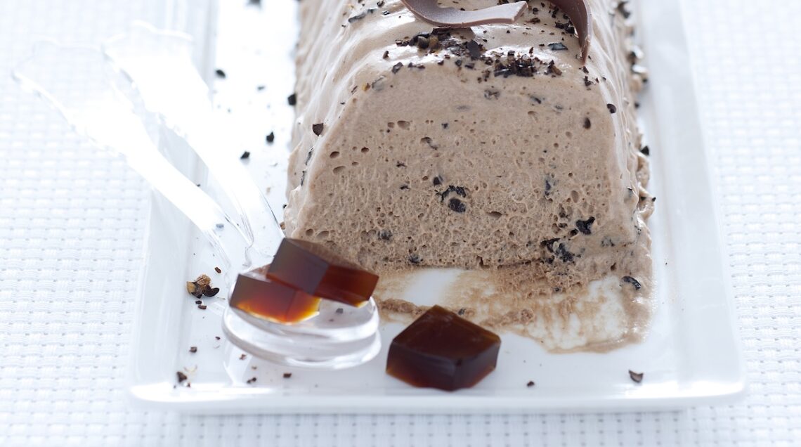 parfait al gianduia con gelatina al caffè su un piatto trasparente