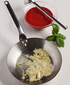 Padella con aglio e parmigiano, passata di pomodoro, parmigiano, basilico