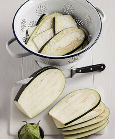 Fette di melanzana su tagliere