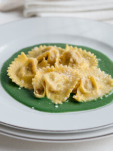 tortelli al culatello serviti su crema di ortiche e finocchi