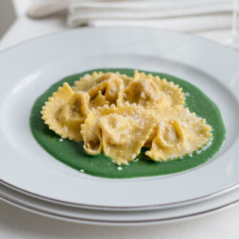 tortelli al culatello serviti su crema di ortiche e finocchi