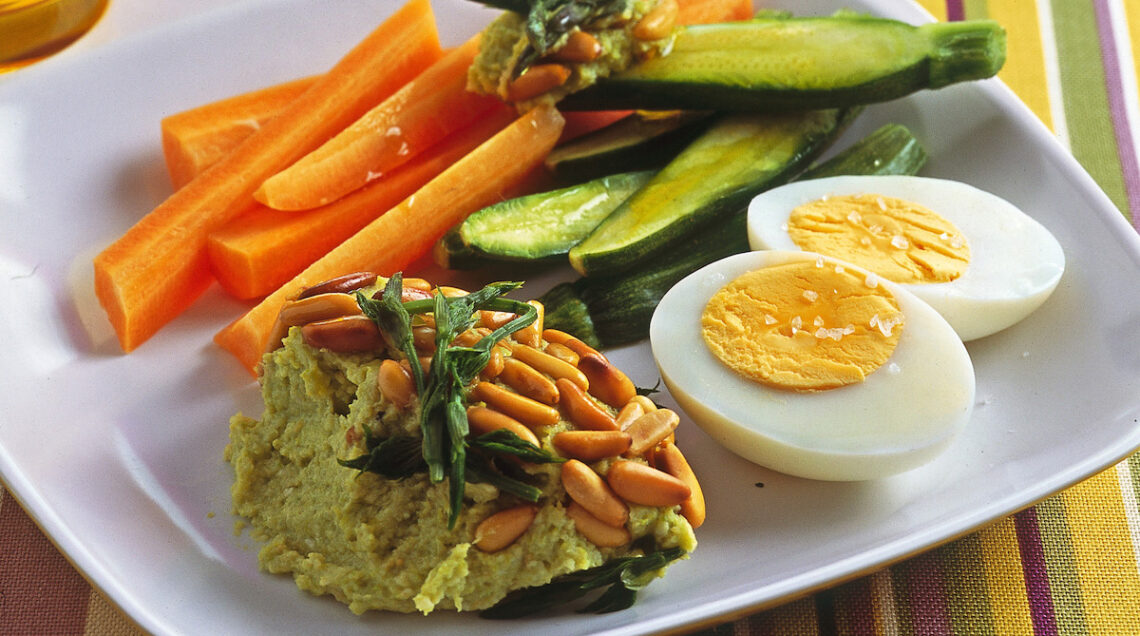 piatto con patè di asparagi con pinoli, uova sode, verdure in pinzimonio