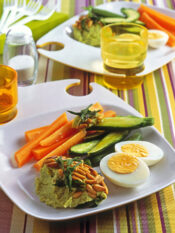 piatto con patè di asparagi con pinoli, uova sode, verdure in pinzimonio