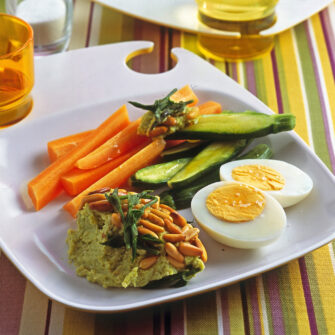 piatto con patè di asparagi con pinoli, uova sode, verdure in pinzimonio