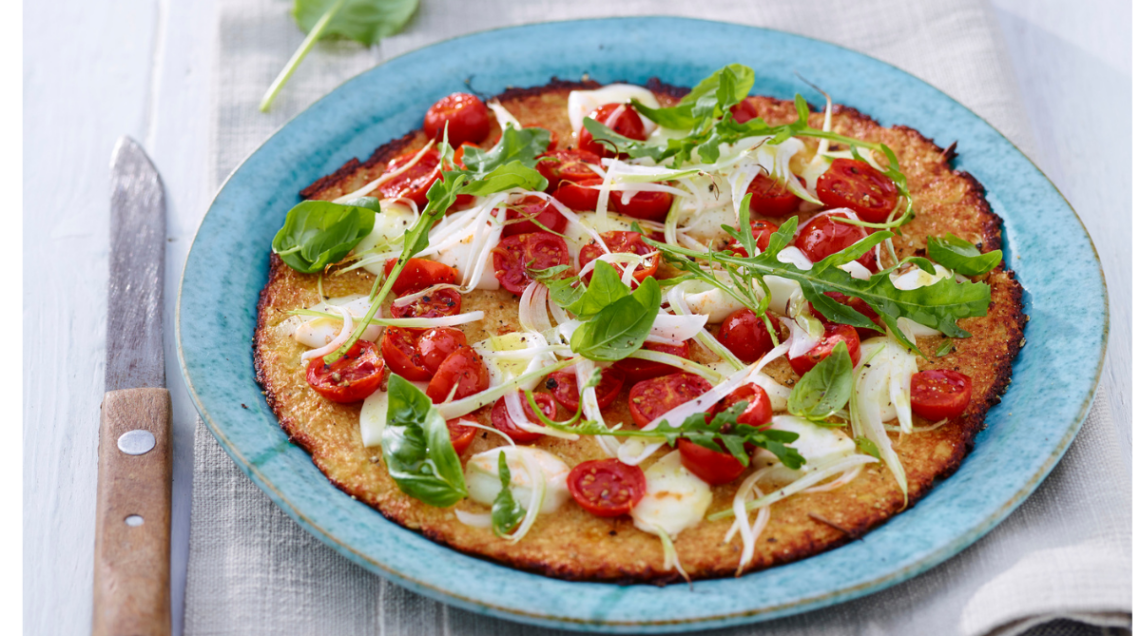pizza con base di cavolfiore, pomodori