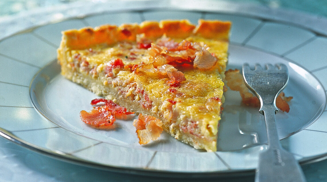 piatto con fetta di quiche lorraine