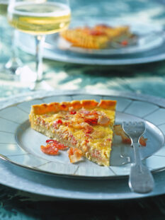 piatto con fetta di quiche lorraine