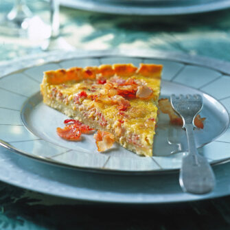 piatto con fetta di quiche lorraine