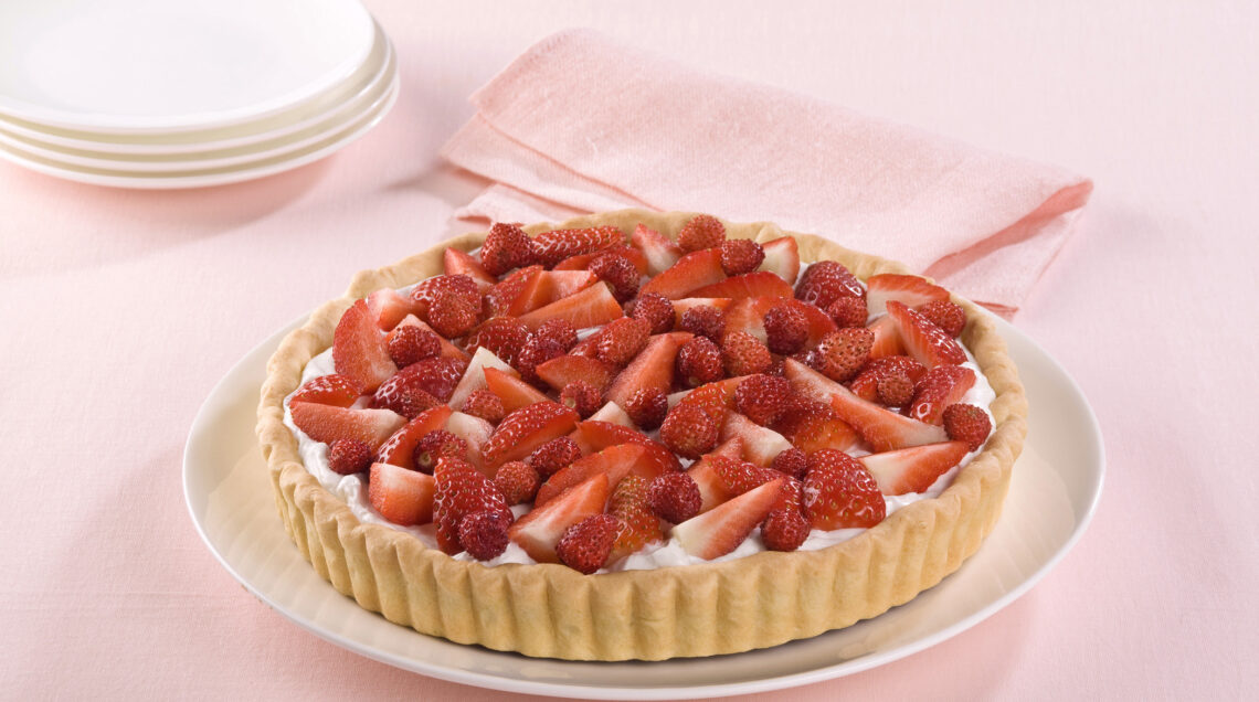 Crostata alle fragole su piatto con sfondo rosa