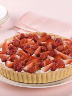Crostata alle fragole su piatto con sfondo rosa