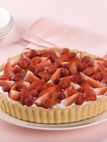 Crostata alle fragole su piatto con sfondo rosa