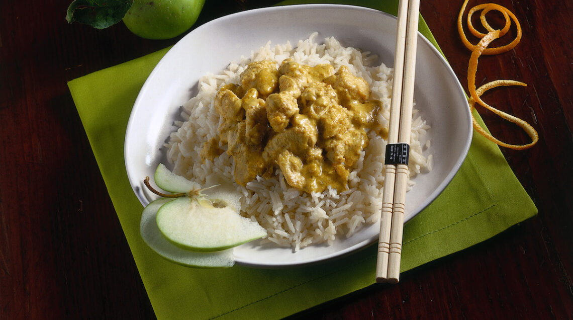 piatto con riso e pollo in salsa di curry