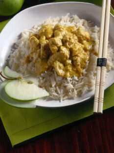 piatto con riso e pollo in salsa di curry