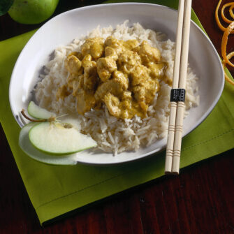 piatto con riso e pollo in salsa di curry
