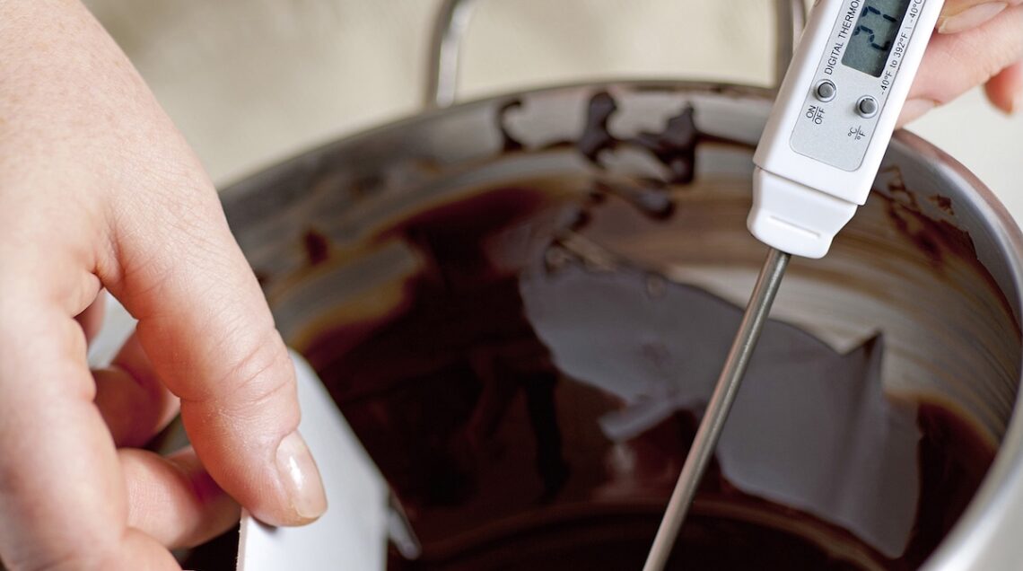cioccolato fuso nella bastardella con termometro