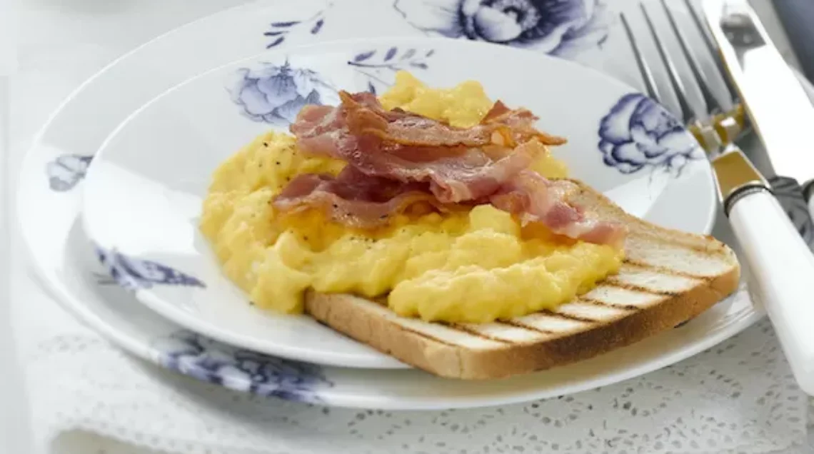 scrambled eggs con bacon su fetta di pane