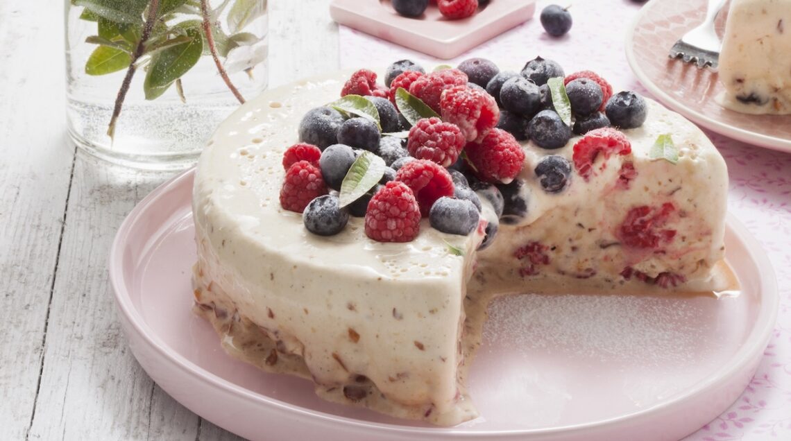 semifreddo pralinato ai frutti di bosco sul piatto
