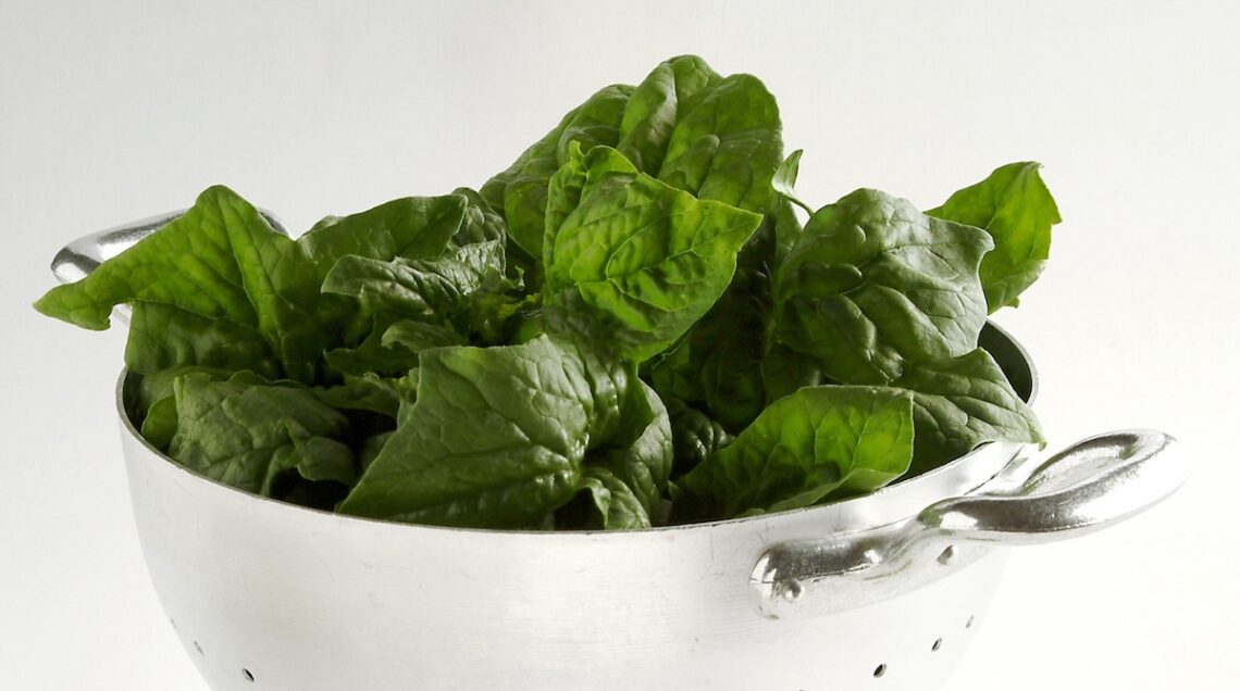 spinaci in uno scolapasta