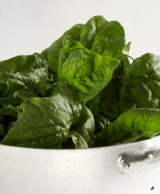 spinaci in uno scolapasta