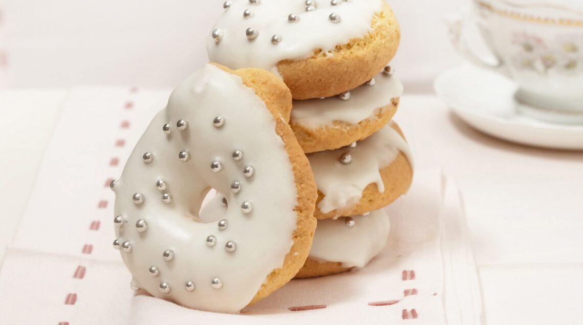 taralli dolci con glassa bianca e confettini argentati
