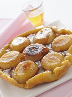 tarte tatin classica con un vino dolce